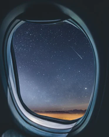 Foto aus dem Flugzeugfenster bei Nacht