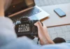 Fotograf mit Kamera und Laptop