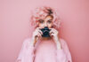 Fotografieren lernen für Anfänger mit 17 Tipps Fotografin vor rosa Hintergrund