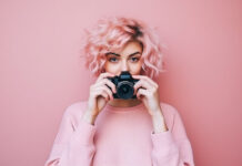 Fotografin vor rosa Hintergrund