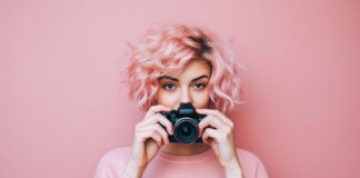 Fotografin vor rosa Hintergrund