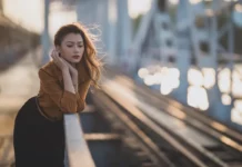 Frau an Brücke