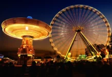 Jahrmarkt bei Nacht