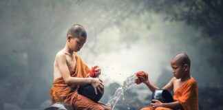 Buddhisten im Fluss