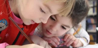 Kinder beim Malen