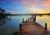Landschaft mit See und Steg
