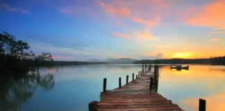 Landschaft mit See und Steg