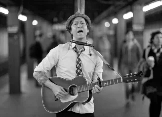 Fremde Menschen fotografieren: Wie man Leute anspricht. Musiker in der U-Bahn