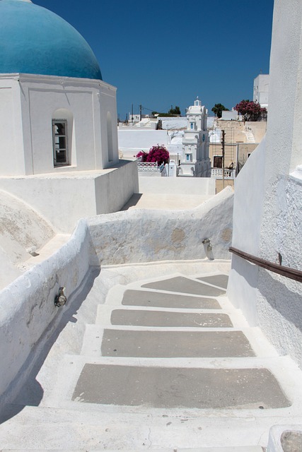 Santorini mit weißen Häusern und blauem Himmel als Fotomotiv in Europa