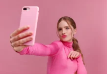 Selbstdarstellung in Selfies – der schmale Grat zur Inszenierung Selbstdarstellung Selfie
