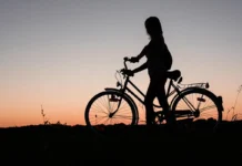 Erstelle eine Silhouette – ganz ohne Bildbearbeitung Silhouette einer Frau mit Fahrrad