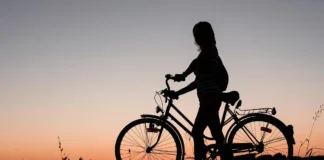 Silhouette einer Frau mit Fahrrad