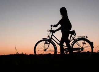 Silhouette einer Frau mit Fahrrad